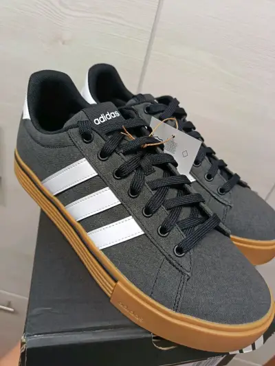 Zapatillas Adidas negras con suela de goma - miniatura 1