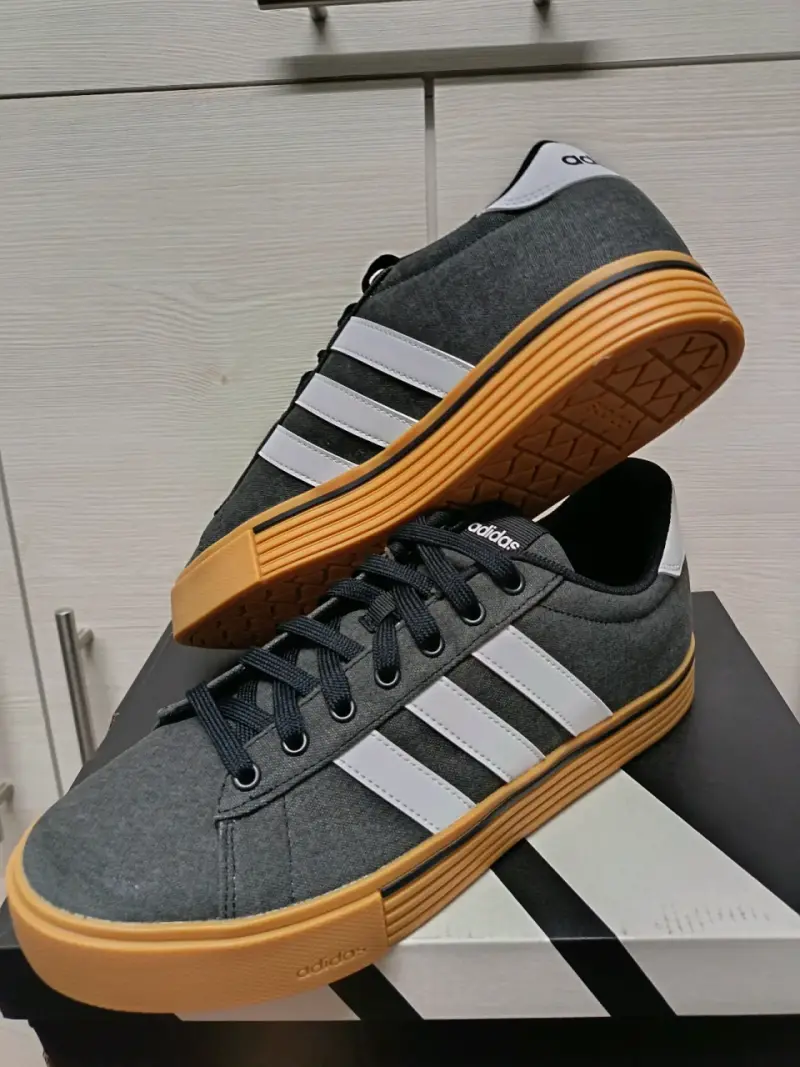 Zapatillas Adidas negras con suela de goma - 2