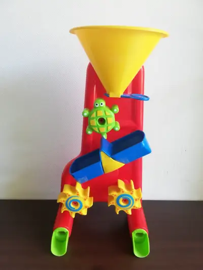 Juguete de agua para niños con embudo y ruedas - miniatura 1
