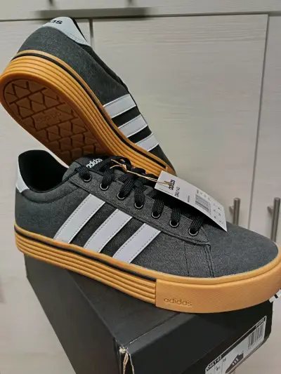 Zapatillas Adidas negras con suela de goma - miniatura 3