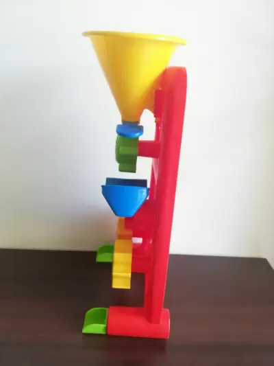 Juguete de agua para niños con embudo y ruedas - miniatura 2