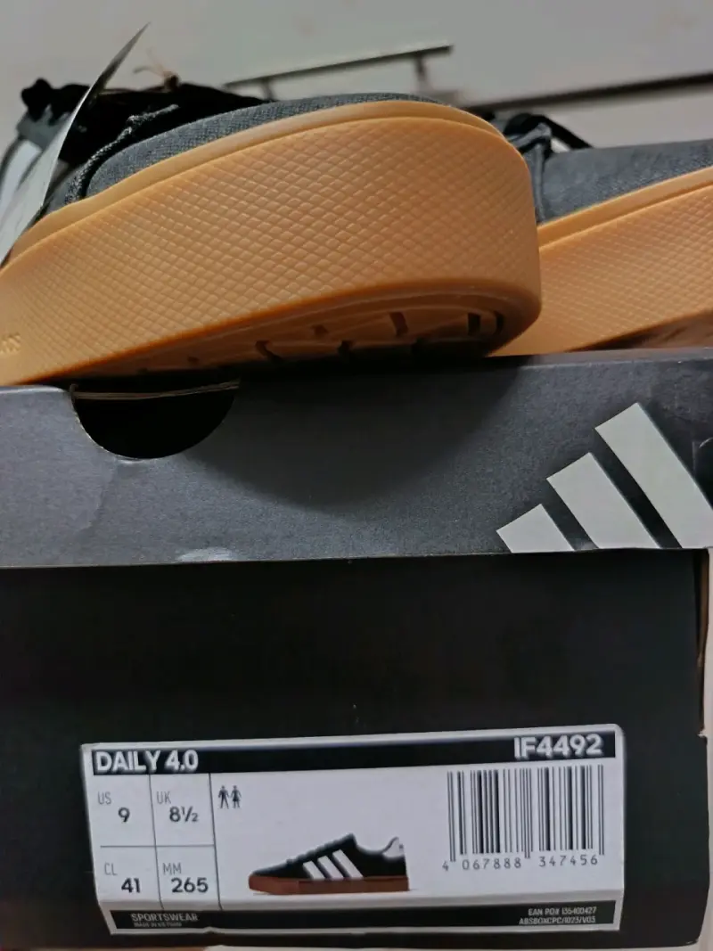 Zapatillas Adidas negras con suela de goma - 4