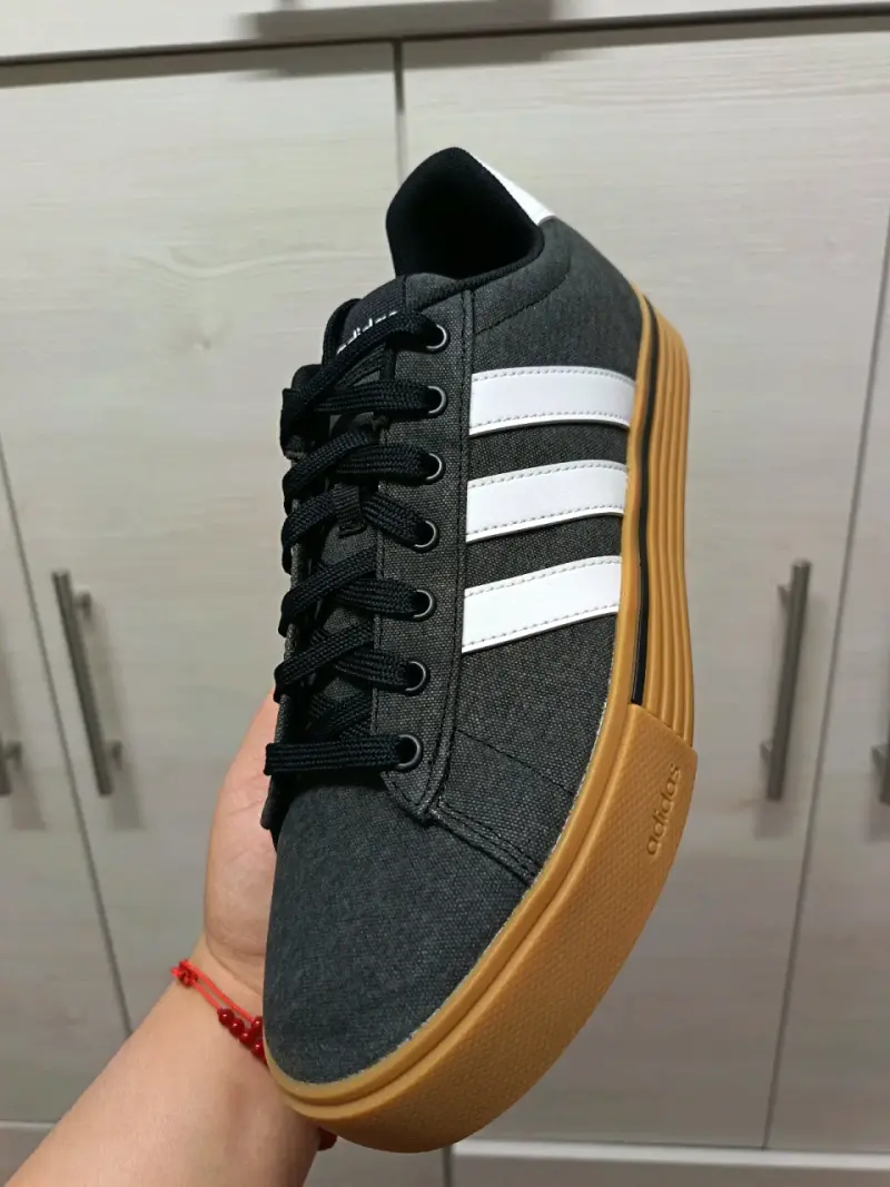 Zapatillas Adidas negras con suela de goma - 5