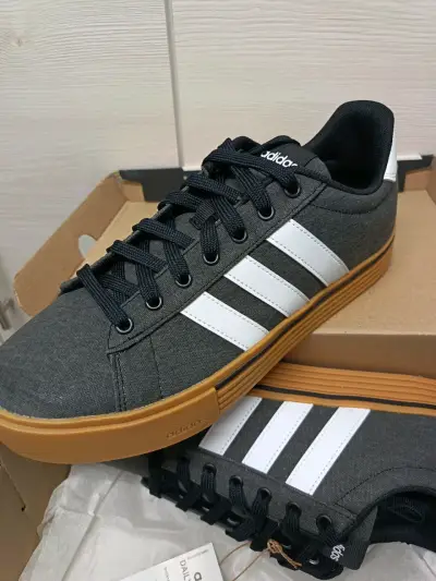 Zapatillas Adidas negras con suela de goma - miniatura 6