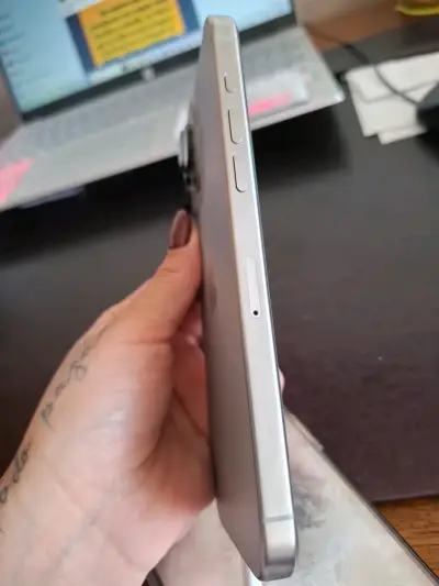iPhone 15 Pro Max 256GB en excelente estado - miniatura 2