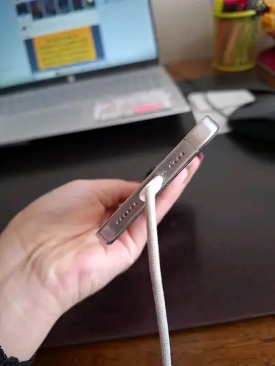 iPhone 15 Pro Max 256GB en excelente estado - miniatura 3