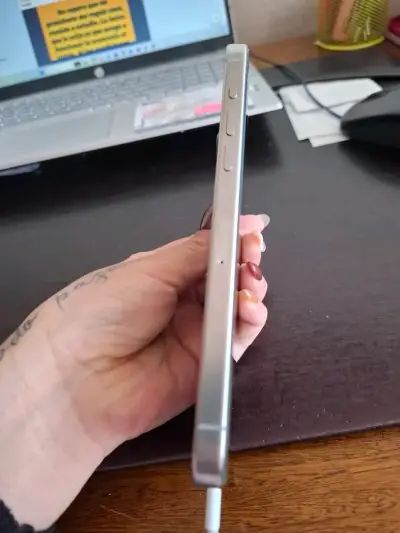 iPhone 15 Pro Max 256GB en excelente estado - miniatura 4