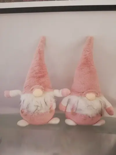 Adornos de Navidad de gnomos rosados de peluche - miniatura 1