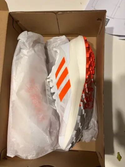 Zapatillas deportivas Adidas blancas y naranjas - miniatura 1