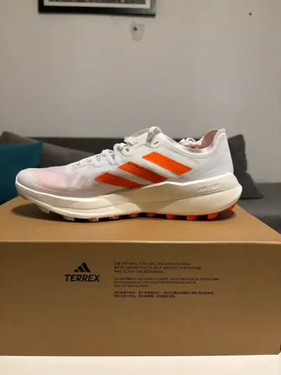 Zapatillas deportivas Adidas blancas y naranjas - miniatura 2