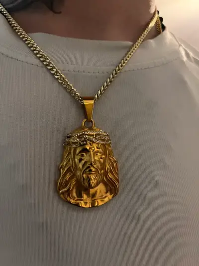 Collar dorado con colgante de Jesús - miniatura 1