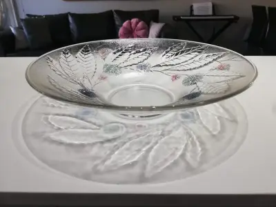 Plato decorativo de vidrio con diseño floral - miniatura 1