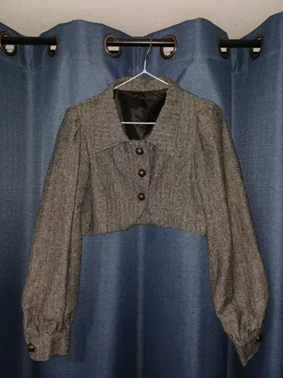Chaqueta corta de lana gris con botones - miniatura 1