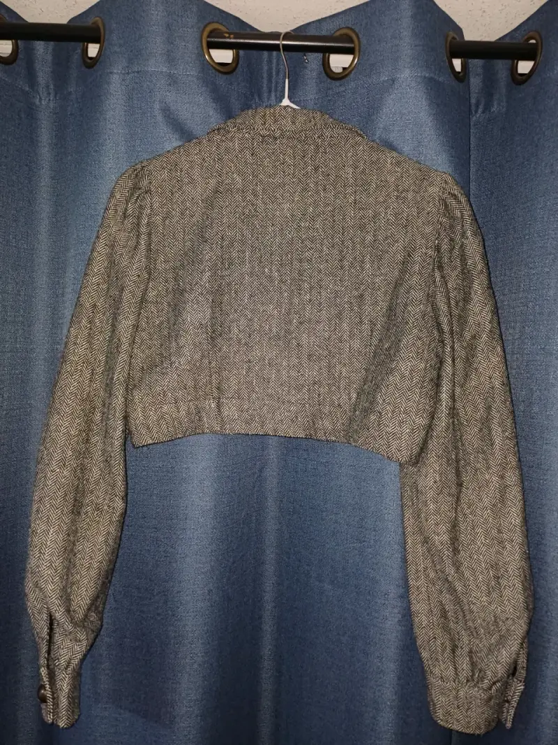 Chaqueta corta de lana gris con botones - 2