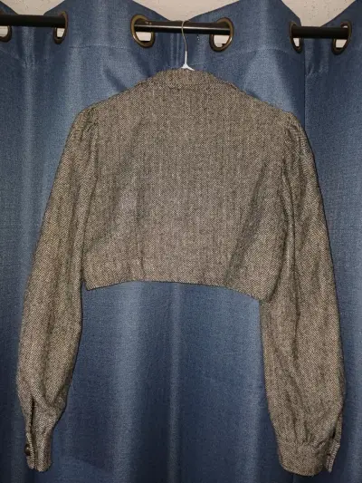 Chaqueta corta de lana gris con botones - miniatura 2
