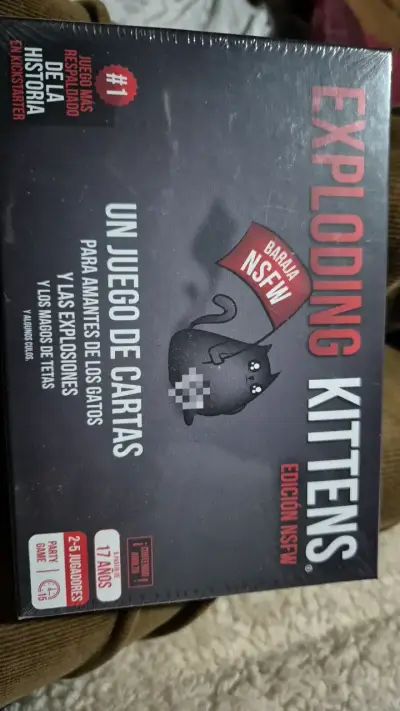Juego de cartas Exploding Kittens NSFW - miniatura 1