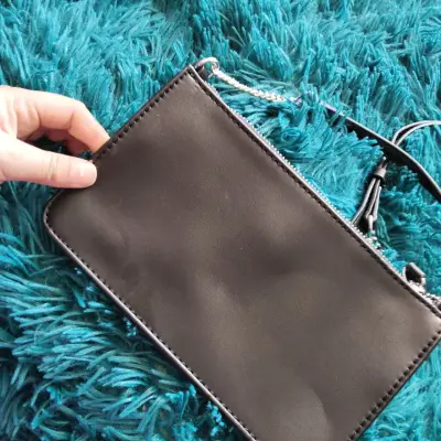 Cartera Guess negra con logo - miniatura 2