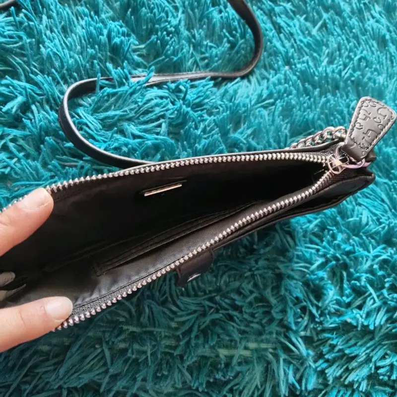 Cartera Guess negra con logo - 4