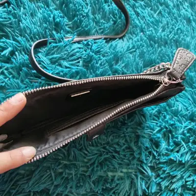 Cartera Guess negra con logo - miniatura 4