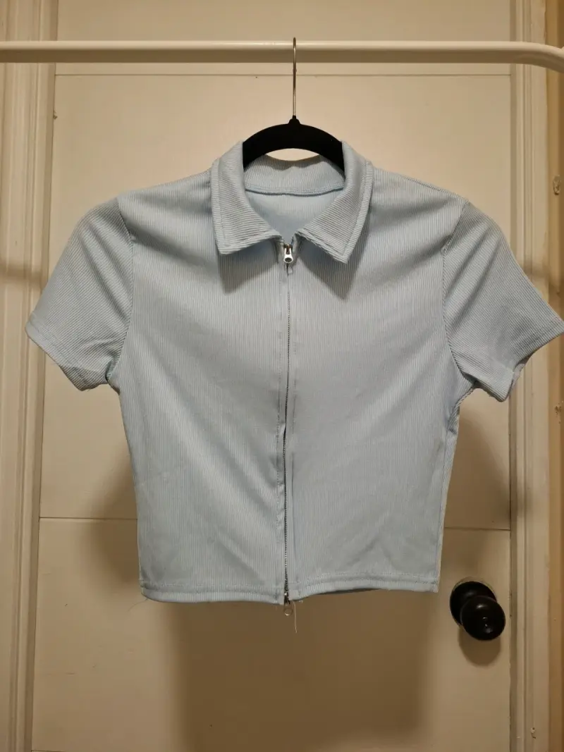 Blusa celeste con cierre - 1