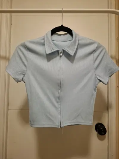 Blusa celeste con cierre - miniatura 1