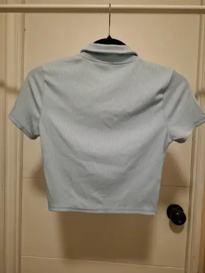 Blusa celeste con cierre - miniatura 2