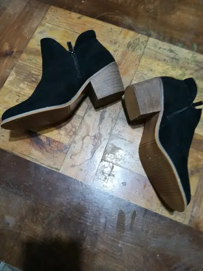Botines negros de gamuza con tacón - miniatura 1