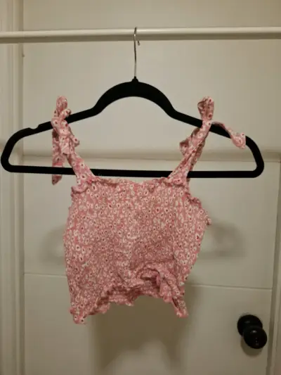 Top corto floral rosa con tirantes ajustables - miniatura 1
