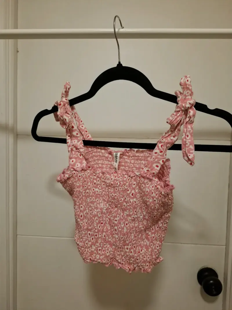Top corto floral rosa con tirantes ajustables - 2
