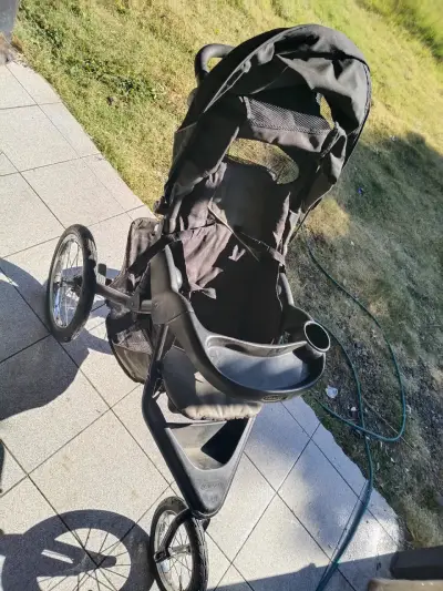 Coche de bebé deportivo negro con tres ruedas - miniatura 1