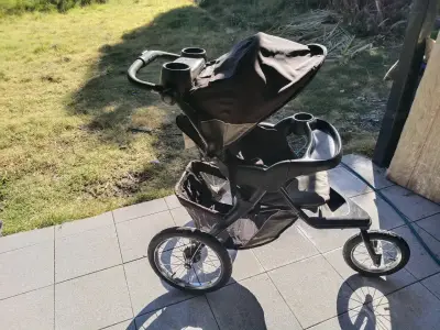 Coche de bebé deportivo negro con tres ruedas - miniatura 2
