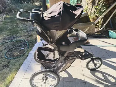 Coche de bebé deportivo negro con tres ruedas - miniatura 3