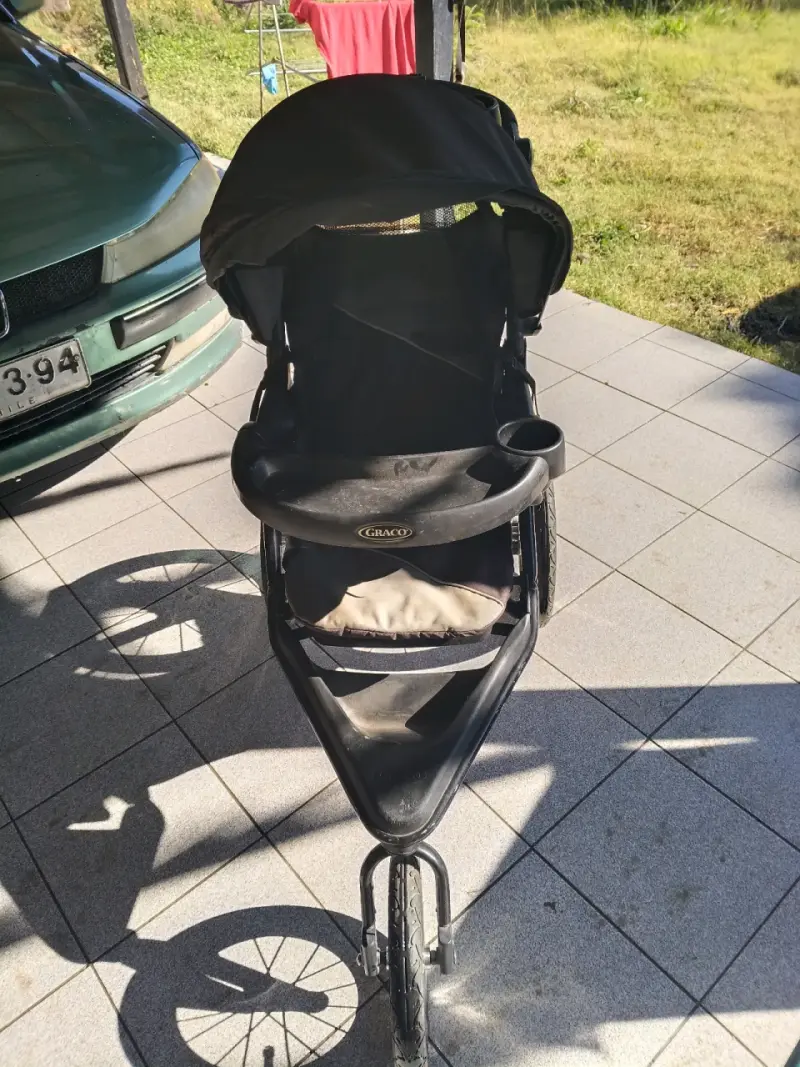 Coche de bebé deportivo negro con tres ruedas - 4