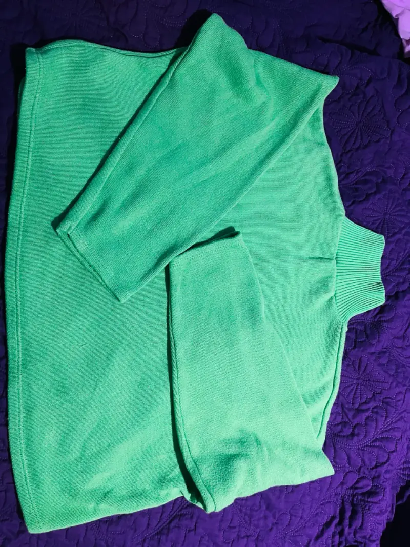 Suéter verde de cuello alto para mujer Zara.