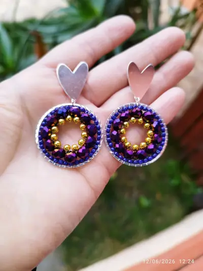 Aros colgantes con diseño de corazón y cuentas - miniatura 1