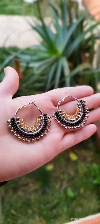 Aros de aro con cuentas negras y doradas - miniatura 1