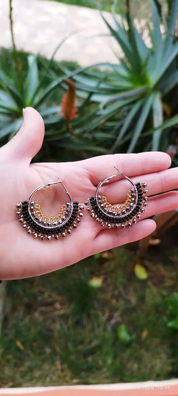 Aros de aro con cuentas negras y doradas - 3
