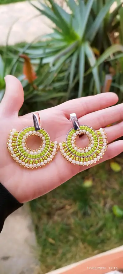 Aros artesanales de mostacillas verdes y perlas - miniatura 1