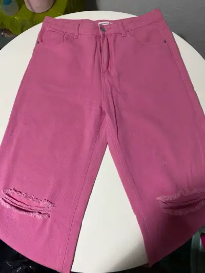 Jeans rosados con diseño rasgado - miniatura 1