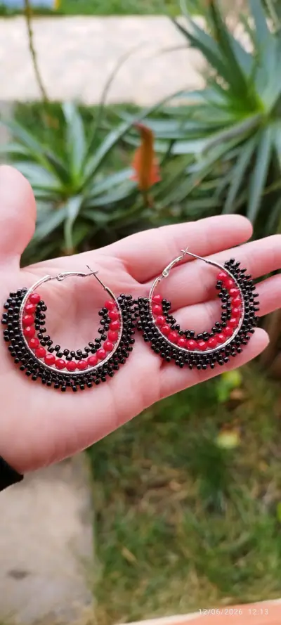 Aros de bisutería con cuentas rojas y negras - miniatura 1