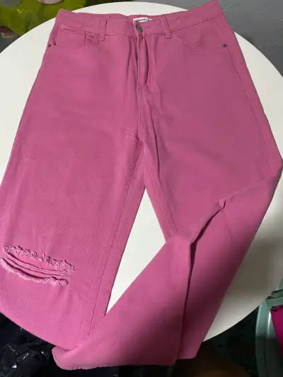 Jeans rosados con diseño rasgado - miniatura 2