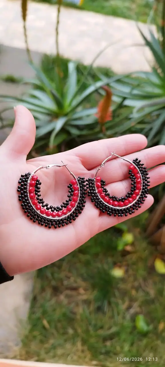 Aros de bisutería con cuentas rojas y negras - 2