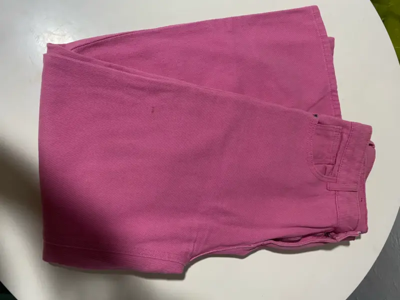 Jeans rosados con diseño rasgado - 3