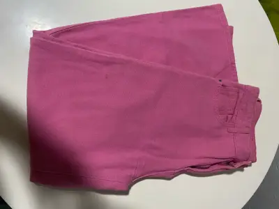 Jeans rosados con diseño rasgado - miniatura 3