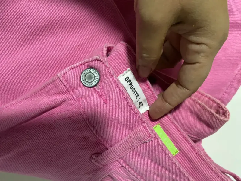 Jeans rosados con diseño rasgado - 4