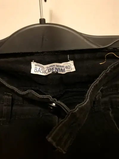 Jeans negros pitillos - miniatura 3
