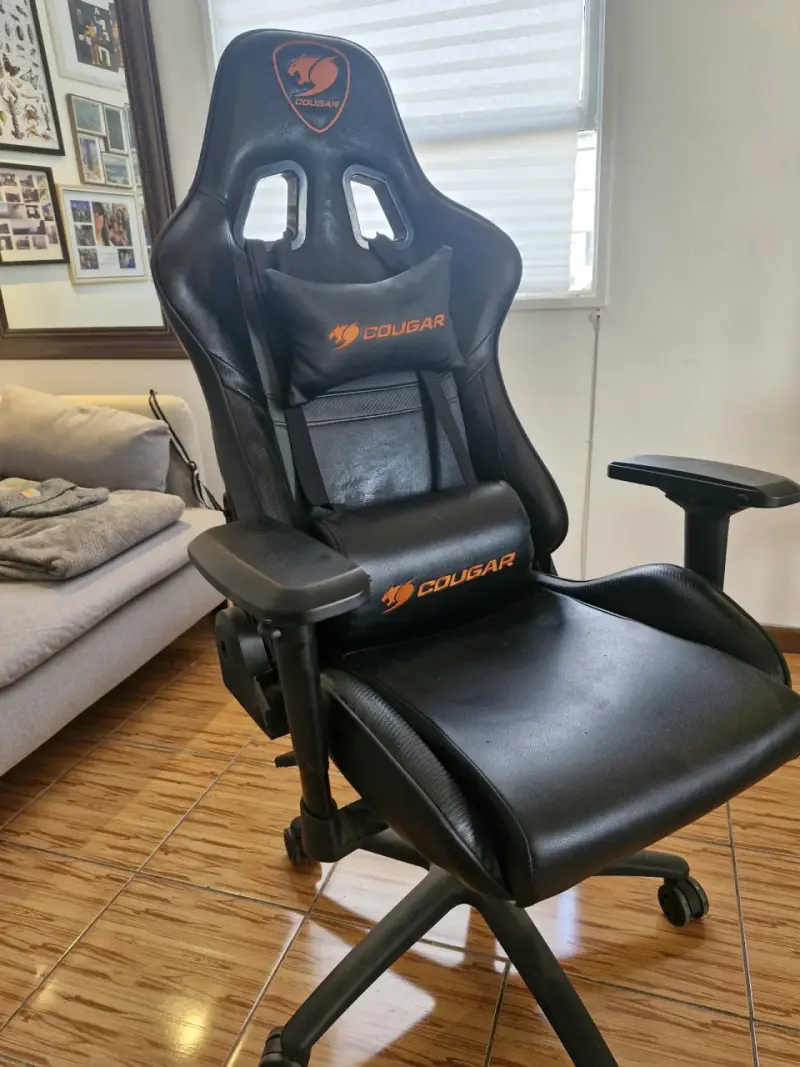 Silla gamer Cougar negra ergonómica - 1