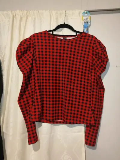 Blusa a cuadros roja y negra con mangas abullonadas - miniatura 1
