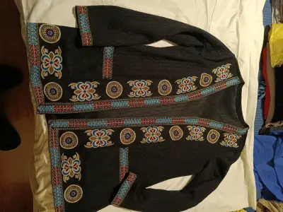 Chaqueta bordada negra con diseño floral - miniatura 1