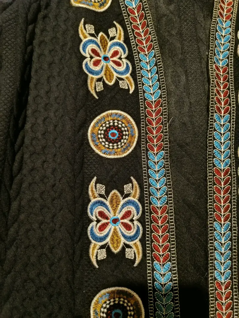 Chaqueta bordada negra con diseño floral - 2